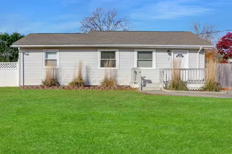 7 Elm Rd E, Mastic Beach, NY 11951