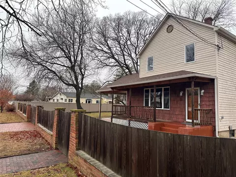 315 Midwood Rd, West Babylon, NY 11704