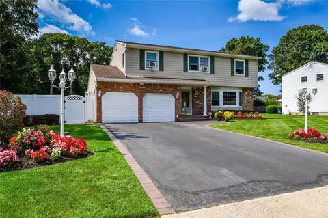 680 Swindon Row, Sayville, NY 11782