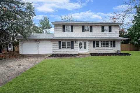 4 Frost Pond Rd, Greenlawn, NY 11740