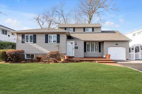 392 Roosevelt Ave, Massapequa Park, NY 11762