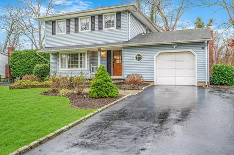 33 Falcon Dr, Hauppauge, NY 11788