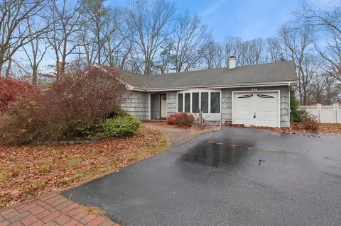 7 Hanover Pl, Medford, NY 11763