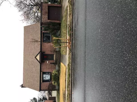 31 Maple Dr W, North Hempstead, NY 11040