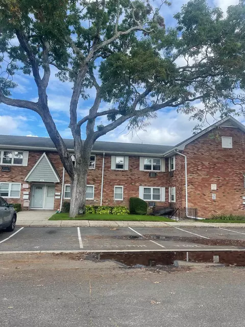 100 Connetquot Ave #4, East Islip, NY 11730