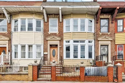 10-61 Mcbride St, New York, NY 11691