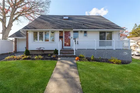 2 5th Pl, Syosset, NY 11791