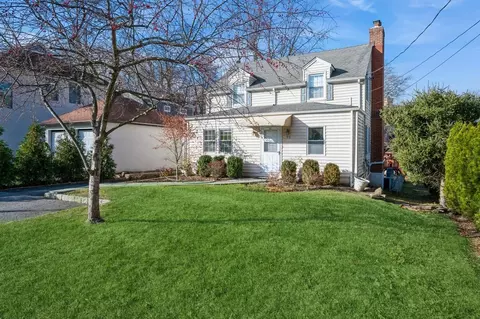 90 Parkway Cir, Scarsdale, NY 10583
