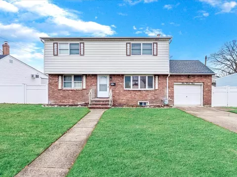 234 47th St, Lindenhurst, NY 11757