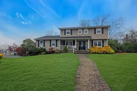 128 Sunny Hill Dr, East Norwich, NY 11732