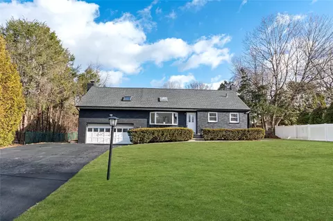 892 Ferris Pl, Yorktown, NY 10598