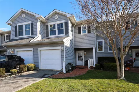 4 Ocean Watch Ct, Freeport, NY 11520