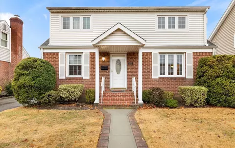 212 Colonial Ave, North Hempstead, NY 11596