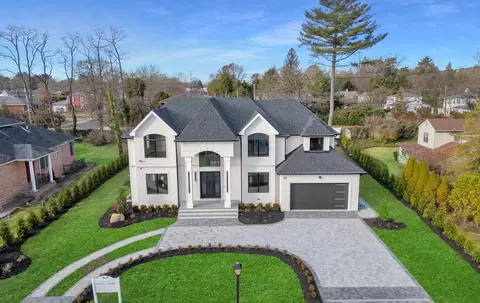 19 Percheron Ln, North Hempstead, NY 11577