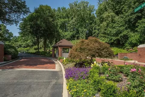 284 Sparrow Dr, North Hempstead, NY 11030