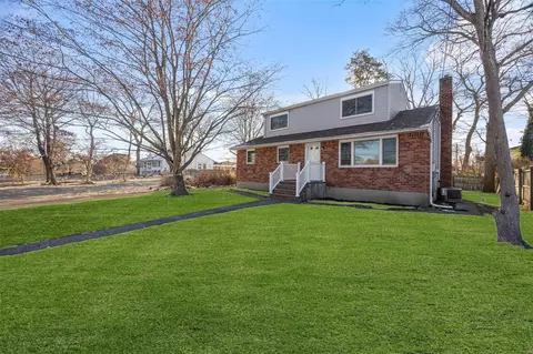 18 2nd St, Ronkonkoma, NY 11779
