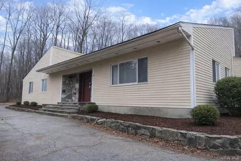 9 Jim Ln, Putnam Valley, NY 10579