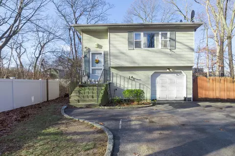 54 Prospect Ave, Smithtown, NY 11787
