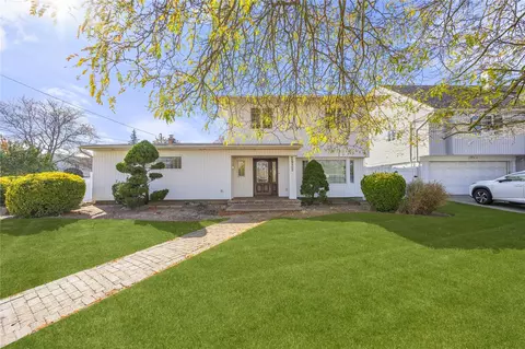 2932 Joyce Ln, Merrick, NY 11566