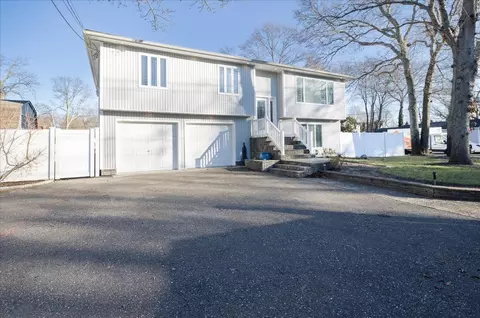 1409 Grundy Ave, Holbrook, NY 11741