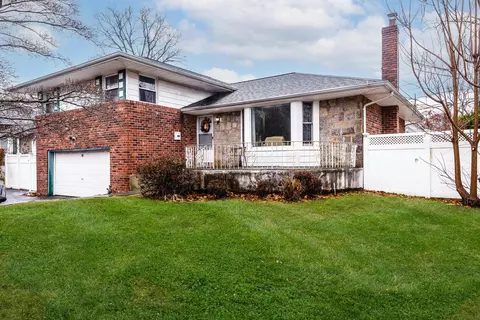 20 Berkley Ln, Syosset, NY 11791