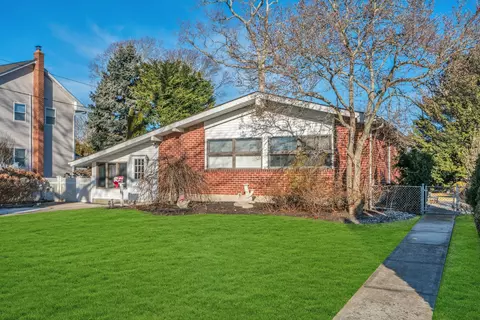 209 Brook St, Oakdale, NY 11769