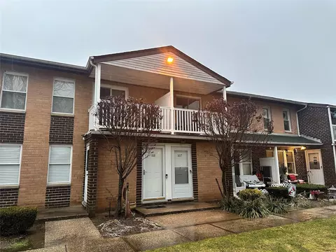 107 Artist Lake Dr, Middle Island, NY 11953