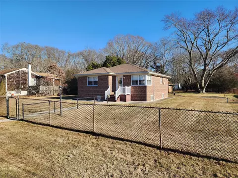 63 Stackyard Dr, Mastic Beach, NY 11951