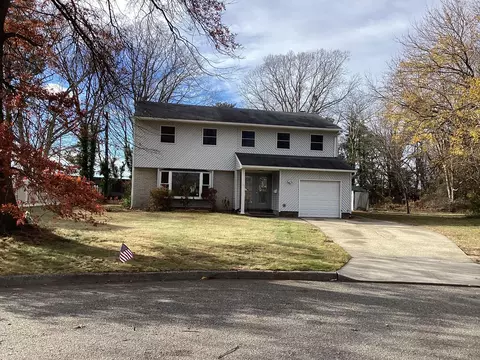 56 Pine Ct, Islandia, NY 11749