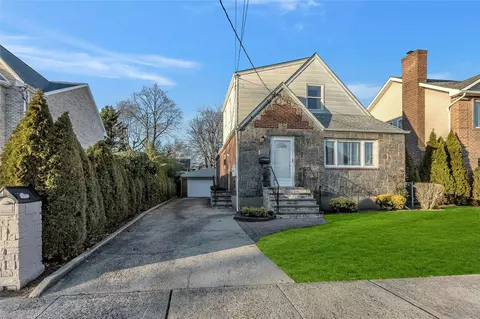 1719 Aladdin Ave, North Hempstead, NY 11040