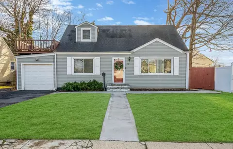 92 W Smith St, Amityville, NY 11701