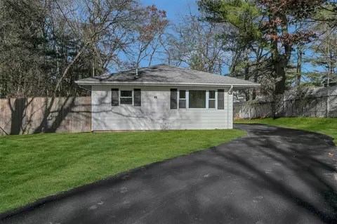 45 Park Ln, Medford, NY 11763