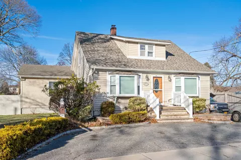 469 Moffitt Blvd, Islip, NY 11751