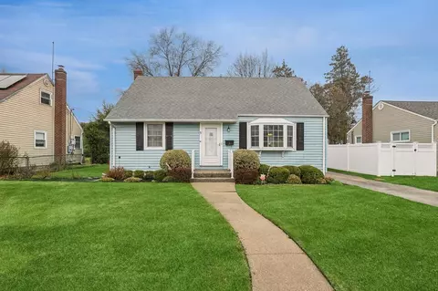 8 Jamaica Ave, Plainview, NY 11803