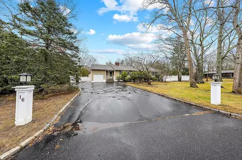 16 Squires Ave, East Quogue, NY 11942