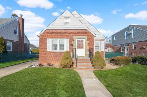 43 Hillside Ln, North New Hyde Park, NY 11040