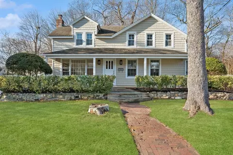 86 Foster Ave, Sayville, NY 11782