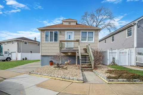 2 Marina Rd, Island Park, NY 11558