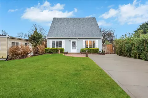18 Lombardy Dr, Shirley, NY 11967