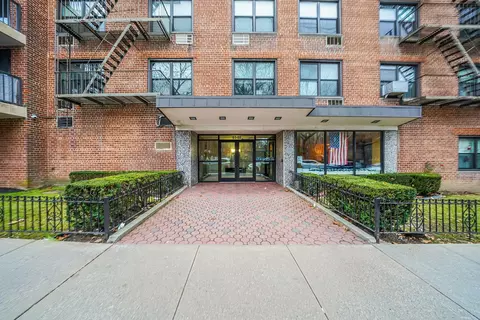 61-88 Dry Harbor Rd #4G, New York, NY 11379