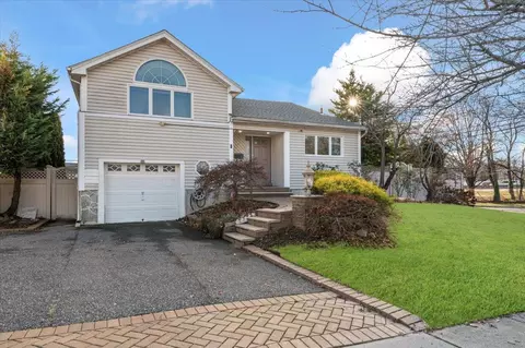 1 Halcourt Dr, Plainview, NY 11803