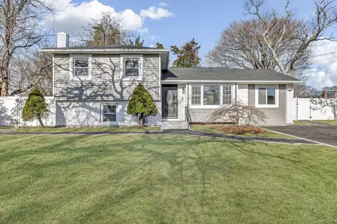 135 Ruth St, West Islip, NY 11795