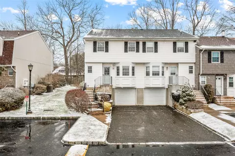 136 Woodlake Dr E #1, Woodbury, NY 11797