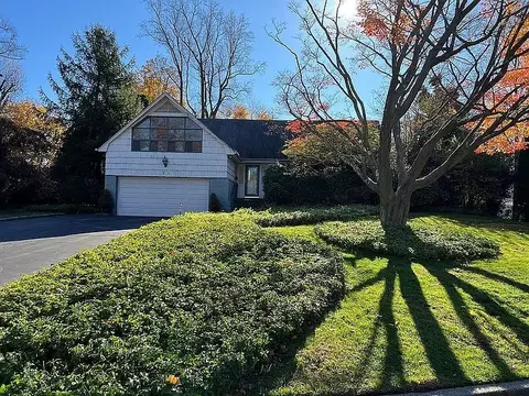 50 E Harwood Dr, Glen Cove, NY 11542