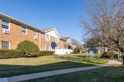 460 Old Town Rd #4H, Port Jefferson Station, NY 11776