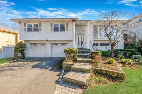 1070 Fordham Ln, Woodmere, NY 11598