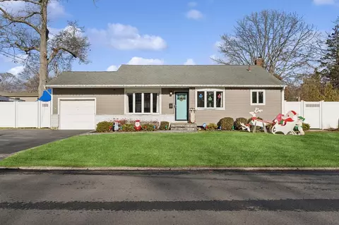 31 Holly Dr, Sayville, NY 11782