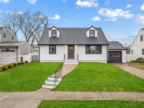 37 Hillvale Rd, North Hempstead, NY 11507
