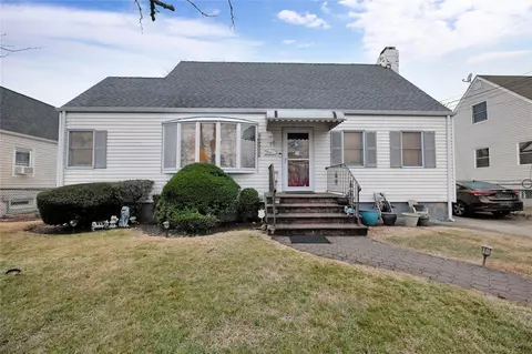 15 Hewlett Point Ave, East Rockaway, NY 11518