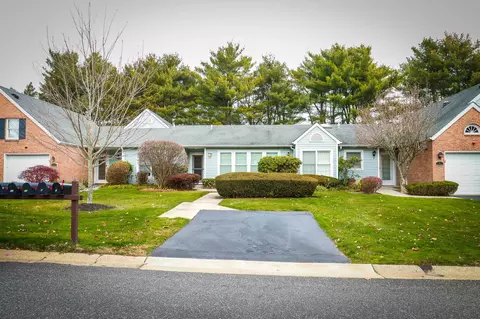 11 Chippendale Dr, Mount Sinai, NY 11766